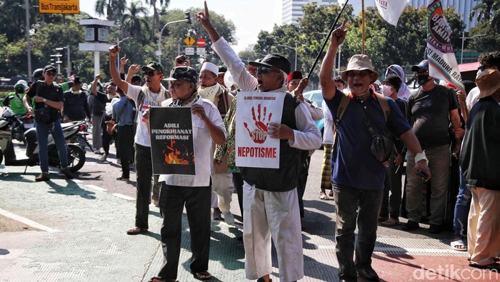 Demo Warnai Sidang Putusan Sengketa Pilpres di Patung Kuda Demonstrasi mewarnai sidang putusan sengketa Pilpres 2024. Demo sengketa Pilpres itu berlangsung di kawasan Patung Kuda, Jakarta Pusat, Senin (22/4/2024).