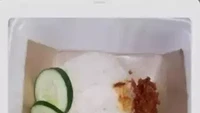 Terlalu menyedihkan! Sebuah kedai makanan online hidangan menu Nasi Tanggal Tua. Isiannya hanya nasi, lalapa, dan sambal saja. Foto: Twitter