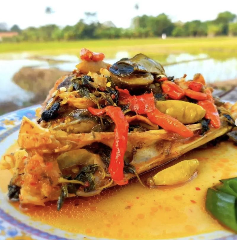 Di Warung Makan Cirebon Ini Ada Menu Rumahan dengan 'View' Sawah Asri!