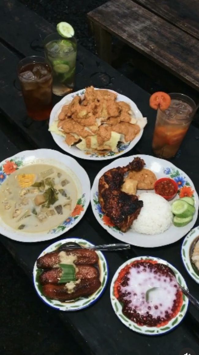 Di Warung Makan Cirebon Ini Ada Menu Rumahan dengan 'View' Sawah Asri!