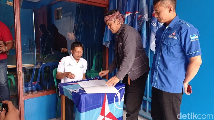 Dicky Candra saat mendaftar ke Partai Demokrat Kota