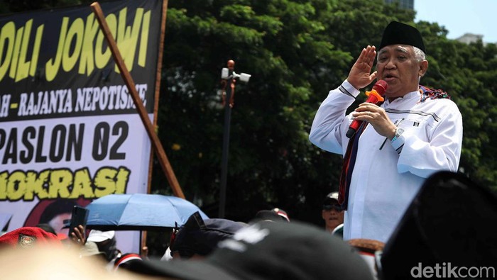Mantan Ketua Umum Muhammadiyah Din Syamsudin melakukan orasi di Patung Kuda, Jakarta Pusat, Senin (22/4/2024). Dalam orasi itu Din Syamsudin mengatakan agar rakyat Indonesia menunggu hasil putusan Sidang Putusan Sengketa Pilpres di MK dengan tertib dan damai.