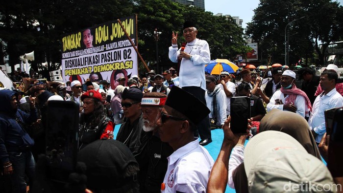 Mantan Ketua Umum Muhammadiyah Din Syamsudin melakukan orasi di Patung Kuda, Jakarta Pusat, Senin (22/4/2024). Dalam orasi itu Din Syamsudin mengatakan agar rakyat Indonesia menunggu hasil putusan Sidang Putusan Sengketa Pilpres di MK dengan tertib dan damai.