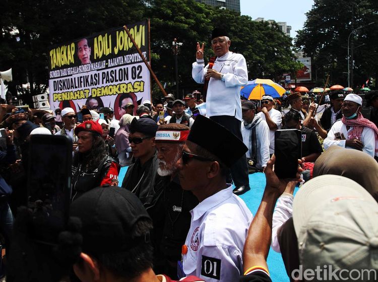 Din Syamsudin Berorasi di Tengah Massa Aksi Sidang Putusan Sengketa Pilpres