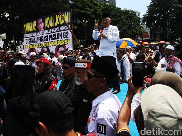 Din Syamsudin Berorasi di Tengah Massa Aksi Sidang Putusan Sengketa Pilpres