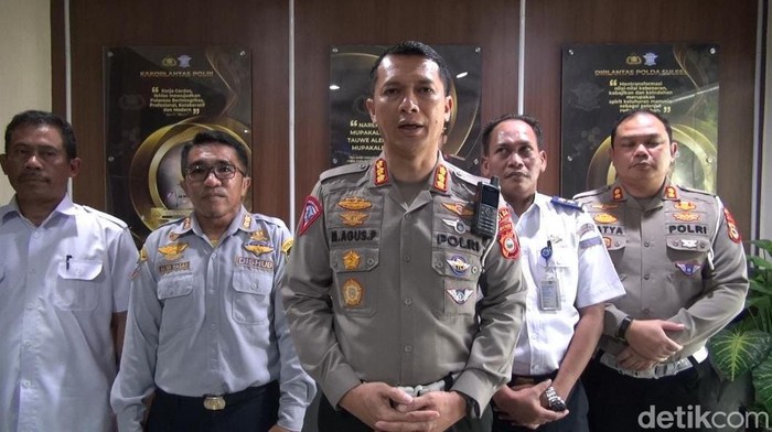Dirlantas Polda Sulsel Kombes I Made Agus Prasatya (tengah) usai melakukan rapat bersama Balai Jalan dan Dishub Sulsel.