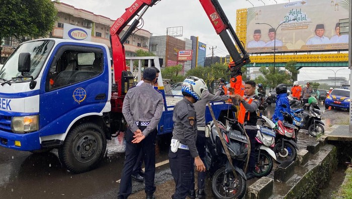 Dishub Palembang melakukan penertiban ke motor yang parkir liar di bahu jalan