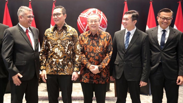 Diskusi Outlook Market 2024 Direktur Utama STAR Asset Management Hanif Mantiq, Direktur Pengembangan Bursa Efek Indonesia Jeffrey Hendrik, Direktur Infovesta Parto Kawito, Direktur STAR Asset Management Susanto Chandra, dan Chief Economist Bank Mandiri Andry Asmoro menghadiri diskusi Outlook Market 2024 di Gedung Bursa Efek Indonesia, Jakarta, Senin (22/4/2024).