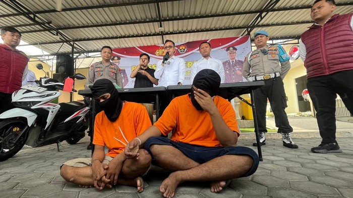 Dua pelaku curanmor yang minta tolong ke warga di Mojokerto dihadirkan dalam jumpa pers
