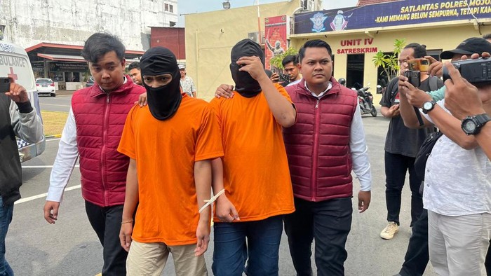 Dua Pelaku curanmor yang viral minta tolong warga di Mojokerto