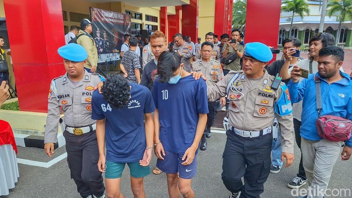 Dua pelaku pengeroyokan di Ciparay Bandung saat diamankam Polisi.
