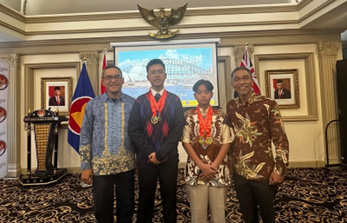 Dua Siswa Indonesia Boyong Medali Emas Matematika & Bahasa Inggris di Australia