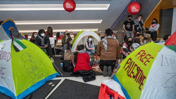 Dukung Palestina, Mahasiswa di New York Gelar Tenda di Kampus Mahasiswa di New York bersama dengan mahasiswa Universitas Columbia melakukan aksi dukungan untuk Palestina. Aksi itu dilakukan dengan berkemah di Sekolah Baru.