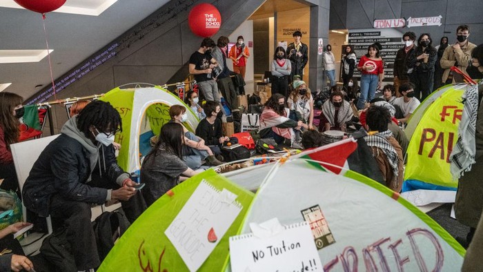 Mahasiswa di New York bersama dengan mahasiswa Universitas Columbia melakukan aksi dukungan untuk Palestina. Aksi itu dilakukan dengan berkemah di Sekolah Baru.