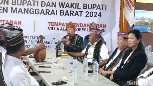 Edistasius Endi dan Yulianus Weng mendaftar sebagai sebagai bakal calon bupati-wakil bupati Manggarai Barat di DPC Partai Gerindra Manggarai Barat di Labuan Bajo, Senin (22/4/2024). (Foto: Ambrosius Ardin/detikBali)