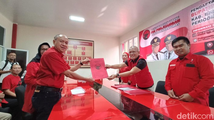 Mantan Wakil Bupati Banyumas, Sadewo Tri Lastiono (kiri) mengambil formulir bakal calon bupati melalui PDIP Banyumas, Senin (22/4/2024).