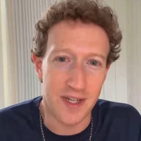 Puluhan tahun berlalu, pria dengan kekayaan US$ 175.9 miliar atau setara Rp 2.862 triliun itu bertrasnformasi dalam hal fashion. Dia tak lagi memakai busana sederhana, hanya t-shirt atau hoodie abu-abu polos. Foto: Instagram