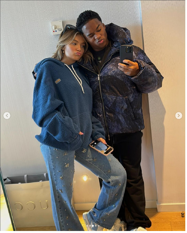 Saat tampil dalam podcast Pod Delas’, Endrick dan Gabriely mengungkapkan apa saja isi kontrak pacaran mereka. Keduanya membuat peraturan di antaranya tidak boleh berubah secara drastis selama masa pacaran, tak boleh jadi pecandu dan wajib mengucapkan ‘i love you’ ke satu sama lain dalam berbagai situasi. Foto: Dok. Instagram gabrielymiiranda