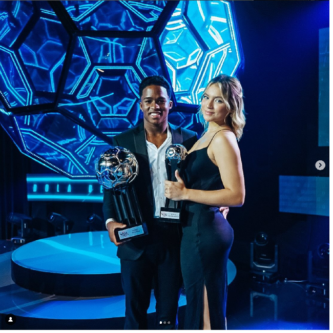 Hubungan cinta Endrick dan Gabriely Miranda jadi sorotan sejak mereka tampil mesra di publik pada 2023. Endrick menggandeng mesra Gabriely saat hadir menerima penghargaan di ajang Bola de Prata Awards. Foto: Dok. Instagram gabrielymiiranda