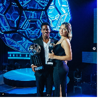 Hubungan cinta Endrick dan Gabriely Miranda jadi sorotan sejak mereka tampil mesra di publik pada 2023. Endrick menggandeng mesra Gabriely saat hadir menerima penghargaan di ajang Bola de Prata Awards. Foto: Dok. Instagram gabrielymiiranda