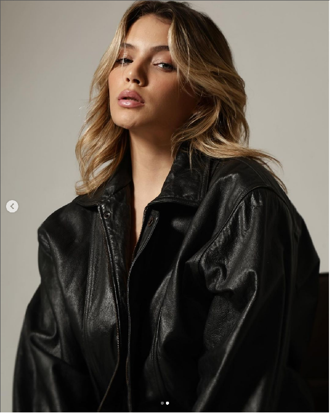 Endrick dan Gabriely pertama kali bertemu pada November 2023. Sebuah video viral di media sosial menunjukkan Endrick sedang melakukan wawancara, matanya melirik ke arah seorang gadis pirang cantik yang berjalan di dekatnya. Gadis itu tidak lain adalah Gabriely Miranda. Tak lama kemudian, mereka mulai berkencan tetapi memutuskan untuk merahasiakan hubungan mereka. Foto: Dok. Instagram gabrielymiiranda