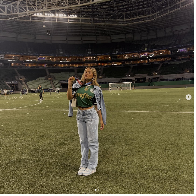Melalui unggahan di Instagram, Gabriely Miranda kerap menunjukkan dirinya selalu mendukung Endrick saat bertanding. Dia menampilkan foto dirinya memakai seragam Palmeiras, tim sepakbola Endrick sekarang sebelum beralih ke Real Madrid pada Juni 2024. Foto: Dok. Instagram gabrielymiiranda