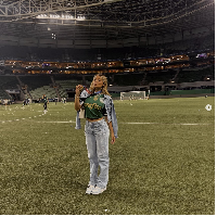 Melalui unggahan di Instagram, Gabriely Miranda kerap menunjukkan dirinya selalu mendukung Endrick saat bertanding. Dia menampilkan foto dirinya memakai seragam Palmeiras, tim sepakbola Endrick sekarang sebelum beralih ke Real Madrid pada Juni 2024. Foto: Dok. Instagram gabrielymiiranda