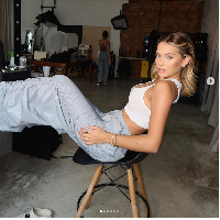 Gabriely juga sudah terlihat akrab dengan keluarga Endrick. Wanita 21 tahun itu pernah menemani ibunda dan adik Endrick menonton pesepakbola 17 tahun itu bertanding melawan Argentina. Foto: Dok. Instagram gabrielymiiranda