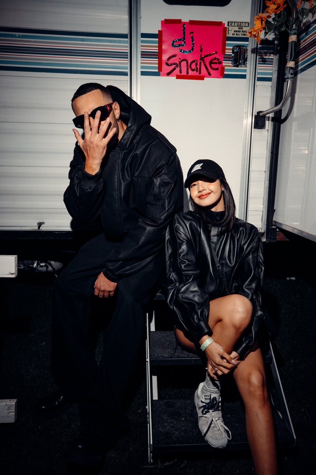 Keduanya berfoto bersama setelah DJ Snake selesai tampil. Lisa BLACKPINK dan DJ Snake kompak memakai jaket hitam. Foto: dok. Instagram @lalalalisa_m