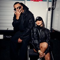 Keduanya berfoto bersama setelah DJ Snake selesai tampil. Lisa BLACKPINK dan DJ Snake kompak memakai jaket hitam. Foto: dok. Instagram @lalalalisa_m