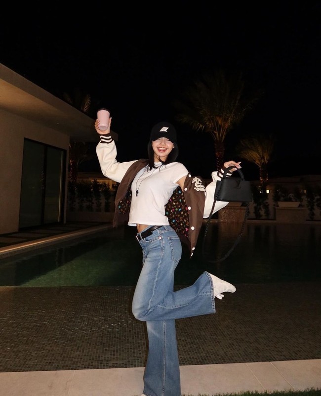 “Good to be back in Coachella ☀️” tulis Lisa BLACKPINK sebagai caption Instagram. Di minggu pertama Coachella 2024, Lisa BLACKPINK tampil memakai Embroided Varsity Jacket berwarna coklat dari Louis Vuitton seharga $6,250 atau sekitar Rp 101 juta. Dia juga memakai mini bag hitam Louis Vuitton yang harganya tak kalah fantastis $6,750 atau Rp 109 jutaan. Foto: dok. Instagram @lalalalisa_m