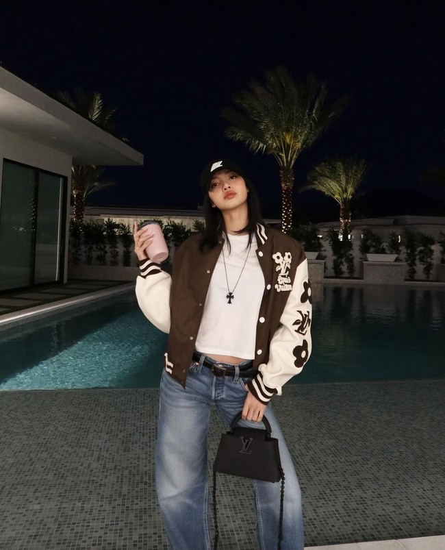 Personel grup KPop BLACKPINK yang telah mendirikan agensinya sendiri LLOUD itu tak ingin melewatkan kesempatan untuk mempromosikan produk keluarannya. Dia memakai topi merchandise dengan jahitan logo LLOUD seharga $30 atau Rp 486 ribu. Foto: dok. Instagram @lalalalisa_m