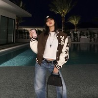 Personel grup KPop BLACKPINK yang telah mendirikan agensinya sendiri LLOUD itu tak ingin melewatkan kesempatan untuk mempromosikan produk keluarannya. Dia memakai topi merchandise dengan jahitan logo LLOUD seharga $30 atau Rp 486 ribu. Foto: dok. Instagram @lalalalisa_m