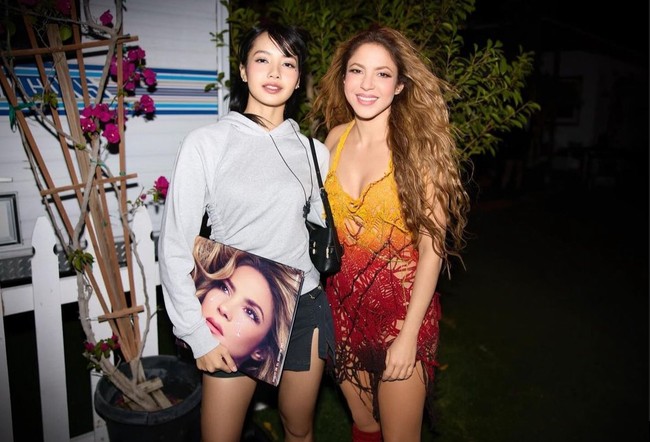 Penggemar juga dihebohkan dengan foto kebersamaan Lisa BLACKPINK dan penyanyi Latin Shakira di belakang panggung. Foto tersebut diunggah di akun Instagram Shakira. Lisa mendapat hadiah berupa vinyl. Foto: dok. Instagram @lalalalisa_m