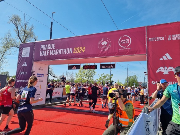 Gelas Kertas Ramah Lingkungan asal Indonesia Mejeng di Ajang Lari Internasional Dalam upaya mendukung pengurangan sampah plastik baik secara nasional maupun global, APP Group melalui salah satu produknya Foopak mendukung ajang lari internasional the RunCzech Marathon 2024 series.