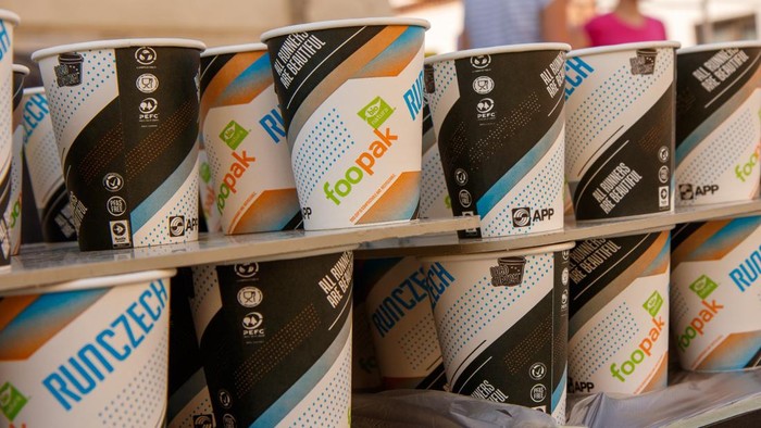 Gelas Kertas Ramah Lingkungan asal Indonesia Mejeng di Ajang Lari Internasional Dalam upaya mendukung pengurangan sampah plastik baik secara nasional maupun global, APP Group melalui salah satu produknya Foopak mendukung ajang lari internasional the RunCzech Marathon 2024 series.