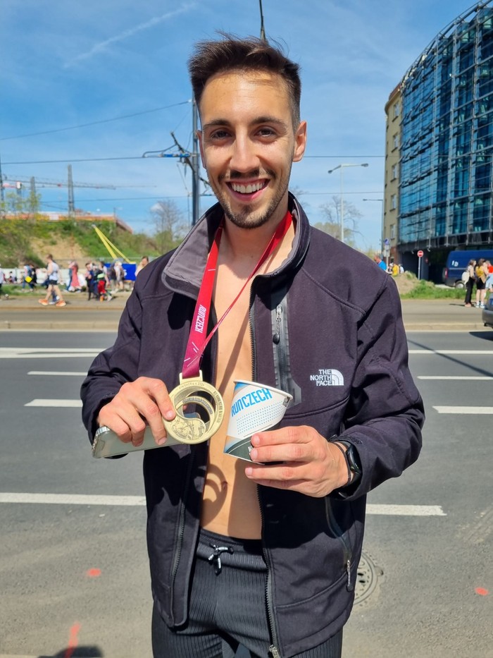 Gelas Kertas Ramah Lingkungan asal Indonesia Mejeng di Ajang Lari Internasional Dalam upaya mendukung pengurangan sampah plastik baik secara nasional maupun global, APP Group melalui salah satu produknya Foopak mendukung ajang lari internasional the RunCzech Marathon 2024 series.