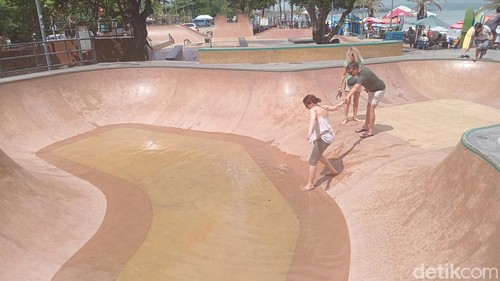 Genangan air di Skatepark Kuta, Senin (22/4/2024).