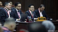 Saat Suhartoyo membacakan putusan, ekspresi Anies dan Cak Imin terlihat datar.