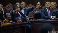 Saat Saldi Isra menyampaikan keterangan, Anies kemudian terpantau sesekali tersenyum.