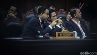 Dia juga tampak menganggukkan kepalanya.