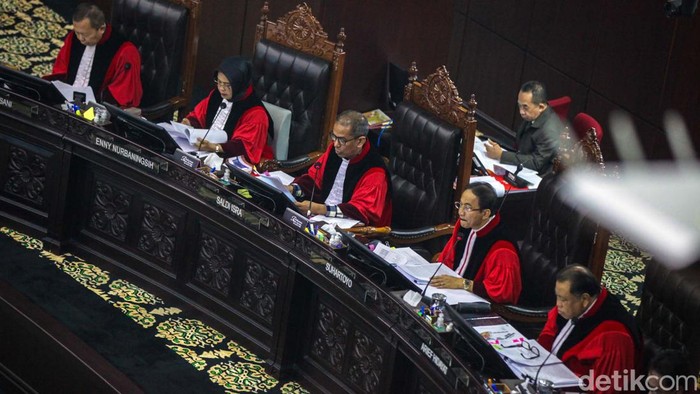 MK menolak gugatan Anies Baswedan-Muhaimin Iskandar (Cak Imin) terkait hasil Pilpres 2024. Keduanya sesekali berbincang menyikapi putusan hakim.