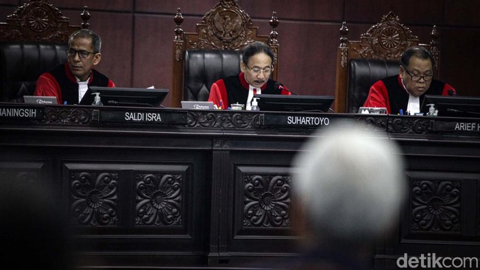 MK menolak gugatan Anies Baswedan-Muhaimin Iskandar (Cak Imin) terkait hasil Pilpres 2024. Keduanya sesekali berbincang menyikapi putusan hakim.