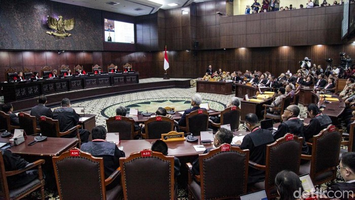 Gugatan Ditolak MK, Begini Ekspresi Anies-Cak Imin MK menolak gugatan Anies Baswedan-Muhaimin Iskandar (Cak Imin) terkait hasil Pilpres 2024. Keduanya sesekali berbincang menyikapi putusan hakim.