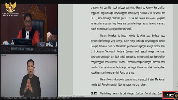 Hakim Daniel saat membacakan pertimbangan pokok permohonan pemohon yang diajukan Tim AMIN (Tangkapan layar YouTube MK).