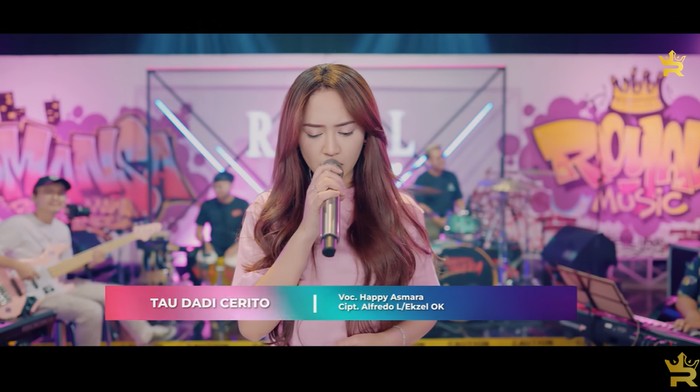 Happy Asmara menyanyikan lagu Tau Dadi Loro yang trending YouTube Music.