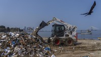 Selain di rel kereta, di pantai pun juga terlihat banyak sekali sampah.