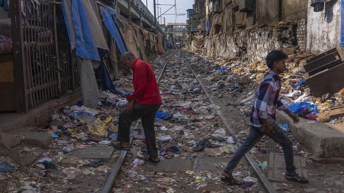 Hari Bumi, Banyak Sampah Plastik Berserakan di Mumbai Hari Bumi tahun ini berfokus pada ancaman plastik terhadap lingkungan kita.