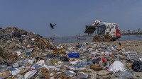 Di Hari Bumi ini, tampak masih banyak sampah berserakan di kota Mumbai.