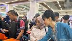 Hari Kartini, Petugas Kereta Whoosh Gunakan Kebaya dan Bagikan Bunga